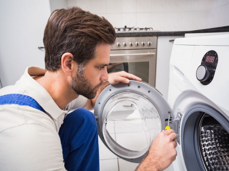 Reparación de Lavadoras Indesit Técnico reparando lavadora Indesit