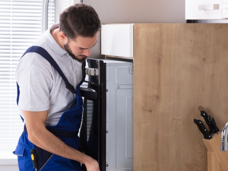 Reparación de Hornos Indesit Técnico reparando Horno Indesit