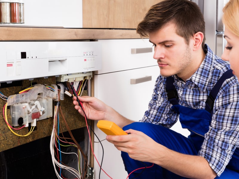 Reparación de Lavavajillas Indesit Técnico reparando Lavavajillas Indesit