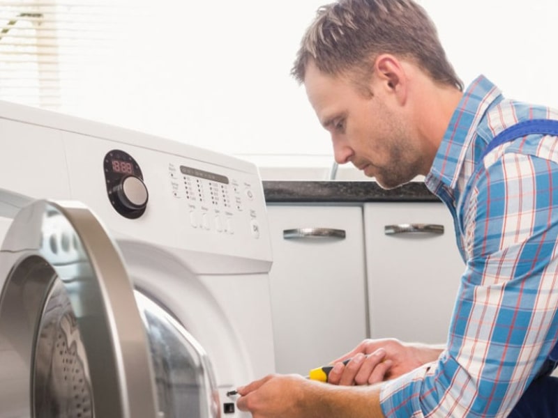 Reparación de Secadoras Indesit Fotografía de técnico reparando secadoras Indesit