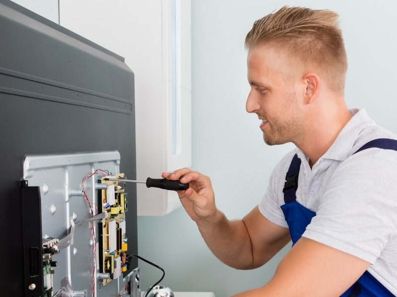 Reparación de Televisores Indesit Fotografía de técnico reparando Televisores Indesit
